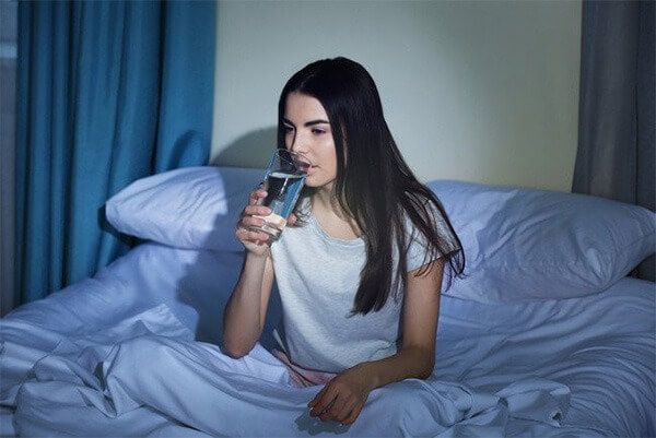 Lí do bạn nên uống nước trước khi ngủ: Loại trừ độc tố