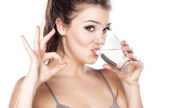 Thời gian uống nước tốt nhất cho sức khoẻ: Uống nước trước khi tắm