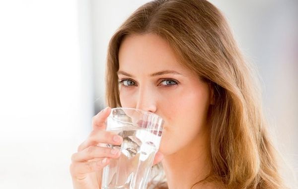 uống nước ấm tăng cường sức kháng cho làn da