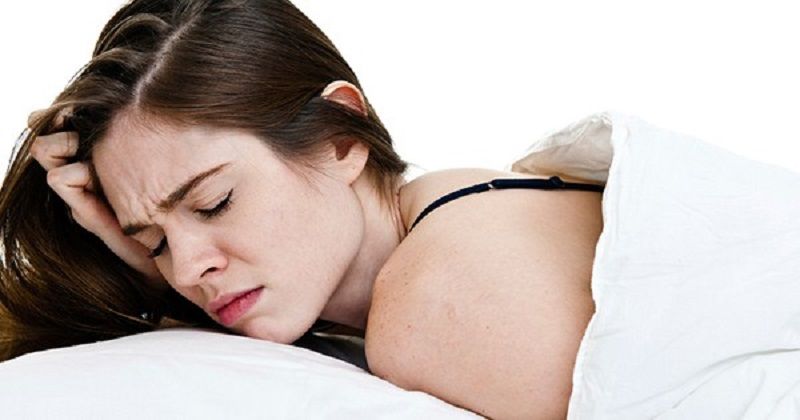 Mất ngủ thường xuyên là một trong những dấu hiệu cho biết cơ thể đang bị tích tụ độc tố