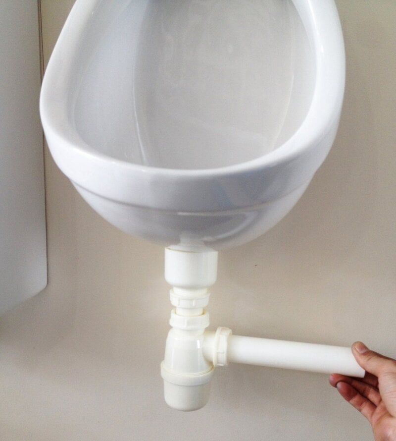 Cách đặt ống thoát tiểu nam đơn giản, chi tiết từng bước