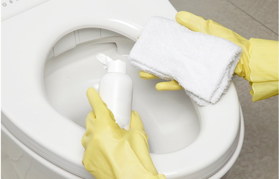 Cách vệ sinh và bảo trì nắp rửa điện tử Washlet tại nhà