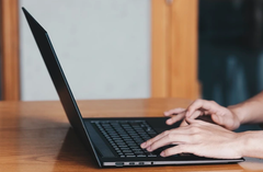 Asus ra mắt laptop AI 16 inch mỏng nhẹ trang bị chip AMD