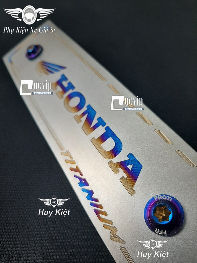 Bảng Tên Honda Titan (Mẫu Titan Khò) Kèm 2 Ốc ProTi MS3703