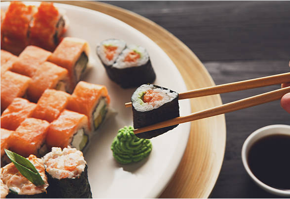 sushi cuộn cá hồi