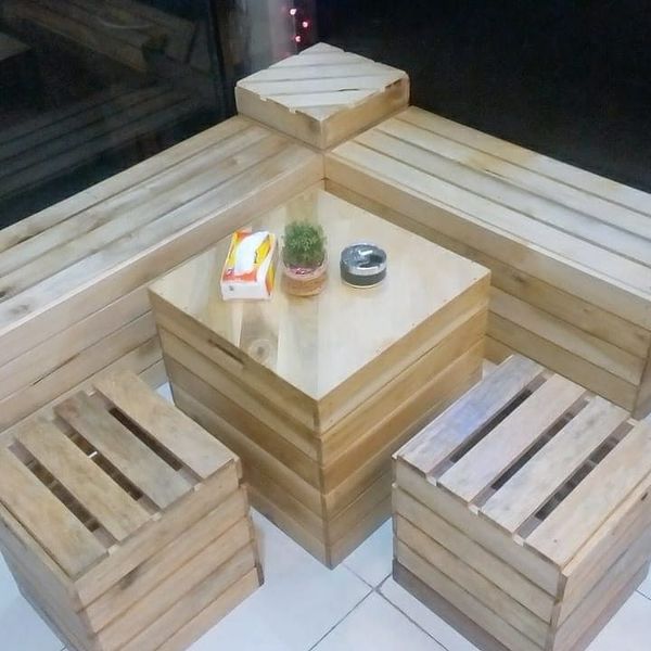tận dụng pallet gỗ tái chế làm bàn, kệ trang trí