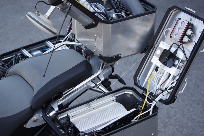 BMW giới thiệu xe môtô tự lái, lướt băng băng trên đường, phanh và bẻ cua y như thật