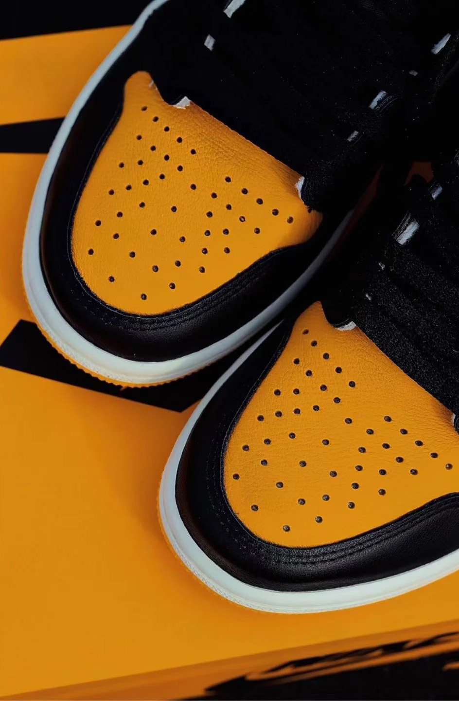 Nike Air Jordan 1 High OG Taxi - Mã 555088-711