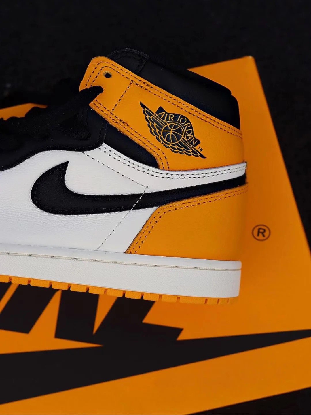 Nike Air Jordan 1 High OG Taxi - Mã 555088-711