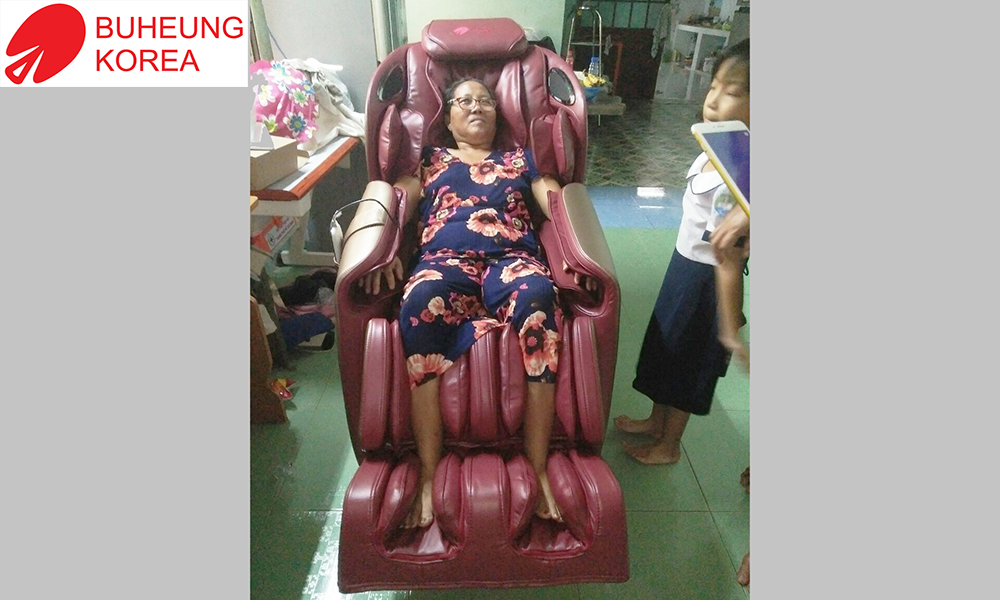 Khách hàng đảo xa vui mừng khi trải nghiệm ghế massage
