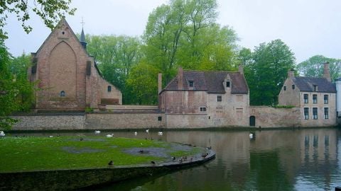 Hồ tình yêu Minnewater nổi tiếng ở Bruges, Bỉ