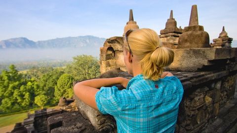 Quần thể đền đài Borobudur ở miền trung đảo Java, Indonesia