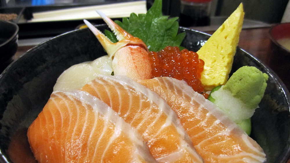 sashimi-at-tsukiji-fish-market-tokyo