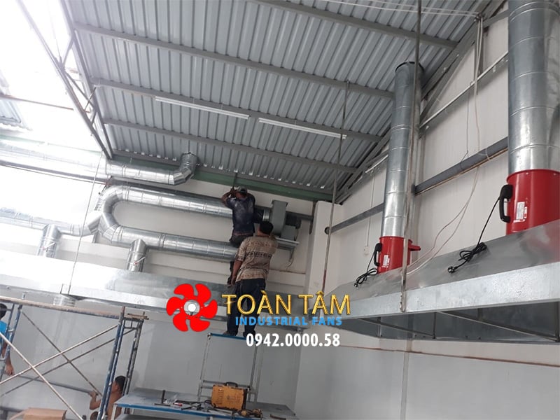 Quạt hút khói bếp công nghiệp sử dụng quạt hướng trục
