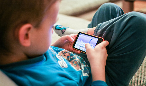 Nguy cơ tiềm ẩn từ chiếc smartphone đối với trẻ nhỏ