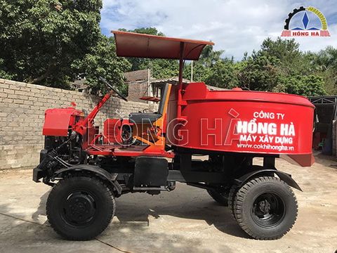 Hồng Hà bàn giao máy trộn bê tông tự hành vào Nghệ An