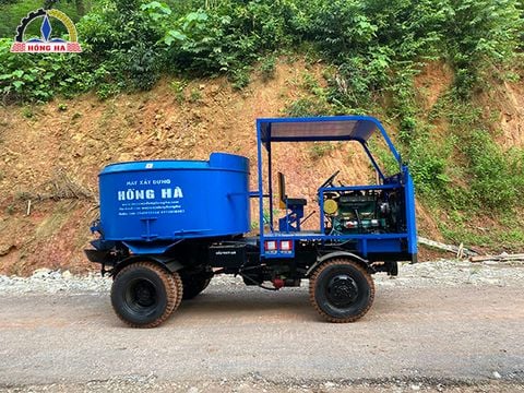 Máy trộn bê tông tự hành bồn đứng