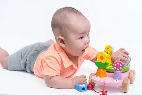 Hướng dẫn lựa chọn đồ chơi cho bé 6 tháng tuổi phù hợp