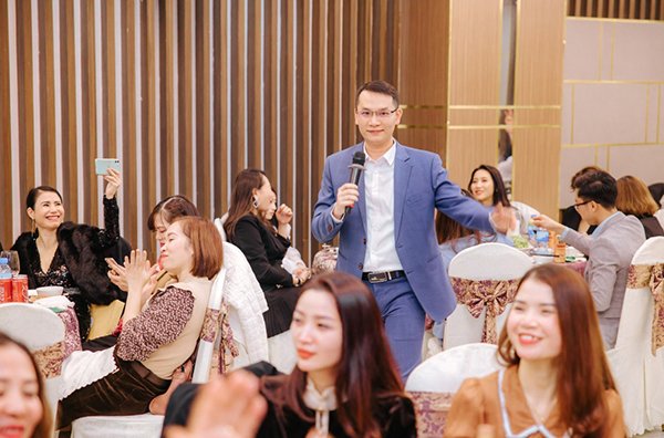 Z-Ton Việt Nam cùng các khách mời danh dự, đại lý lớn và boss tổng ZNSP các khu vực tại Hội nghị Tổng kết tình hình kinh doanh và định hướng phát triển ZNSP năm 2021.