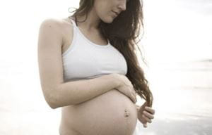 Mang thai có thể gây nên chứng tăng sắc tố da và ảnh hưởng đến sự cân bằng độ ẩm của da.