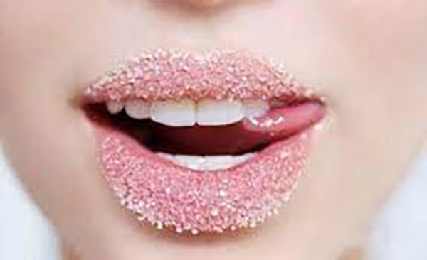 Dùng đường để tẩy da chết cho môi
