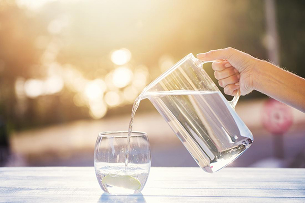 Uống đủ nước mỗi ngày sẽ hạn chế các tác nhân gây mụn, giúp làn da khỏe mạnh, căng mịn hơn