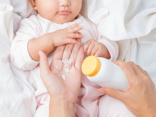 Phấn rôm là loại bột mà rất nhiều cha mẹ thường thoa cho con sau khi tắm để da bé khô thoáng và thơm hơn