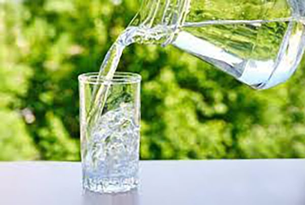 Uống ít nước cũng là một lý do khiến đôi môi khô nứt nẻ vào mùa hè