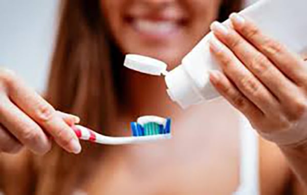 Lựa chọn kem đánh răng có chứa sodium lauryl sulfate cũng có thể khiến môi bị khô nứt nẻ.