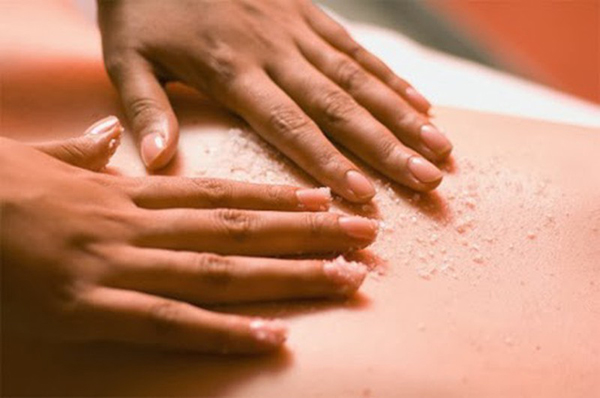 Massage bụng bằng muối là cách khắc phục da bụng nhăn nheo, chảy xệ sau sinh được nhiều chị em áp dụng