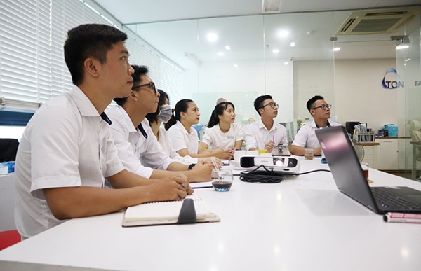 Nhân viên Z-Ton Việt Nam tại buổi đào tạo về da do Ths.Bs Hà Tuấn Minh giảng dạy.
