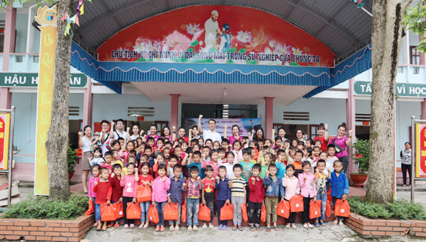 Trao quà cho 80 bé có hoàn cảnh khó khăn tại Hà Giang