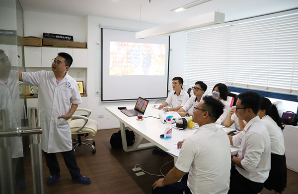 Nhân viên Z-Ton Việt Nam tại buổi đào tạo về da do Ths.Bs Hà Tuấn Minh giảng dạy.