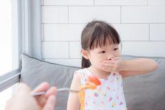 Trăm ngàn mối lo khi trẻ bỗng dưng biếng ăn