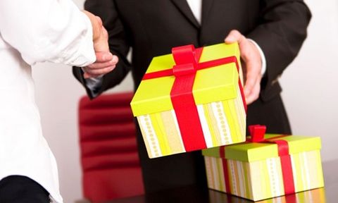 Mách nhỏ các sếp cách chọn quà tặng quảng bá thương hiệu cho doanh nghiệp