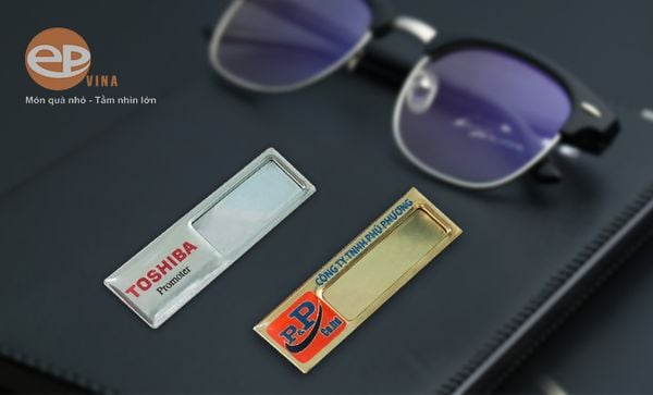 Mẫu bảng tên nhân viên thay tên bằng đồng hoặc inox