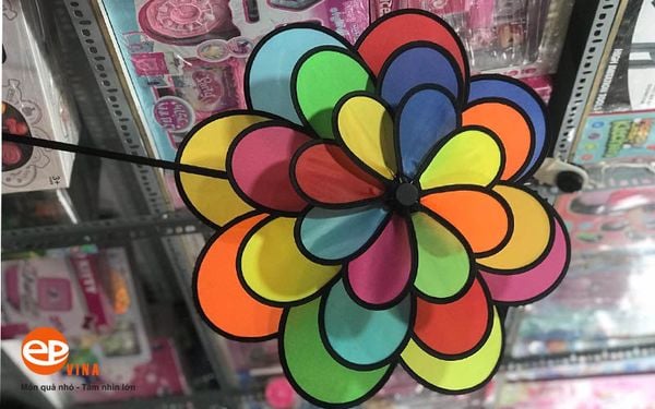 Chong chóng vải nhiều màu sắc với số lượng cánh khủng