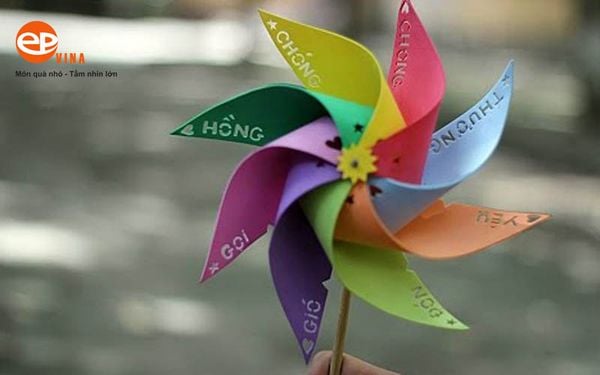 Chong chóng xốp cầu vồng nhiều màu sắc nổi bật