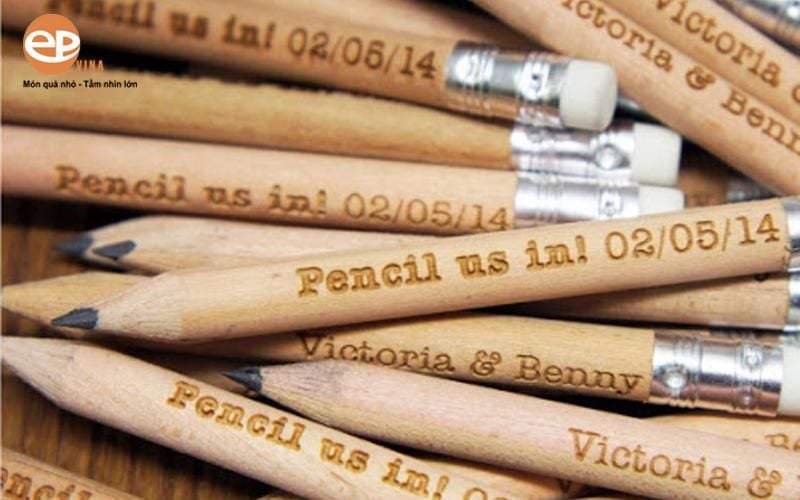 Khắc chữ lên bút chì