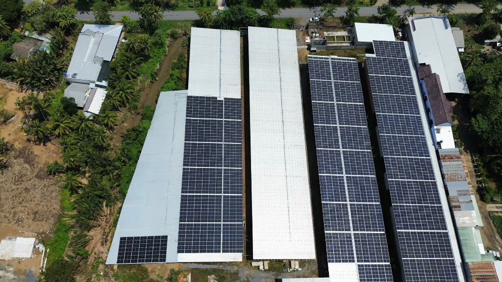 nha-may-lap-dat-dien-mat-troi