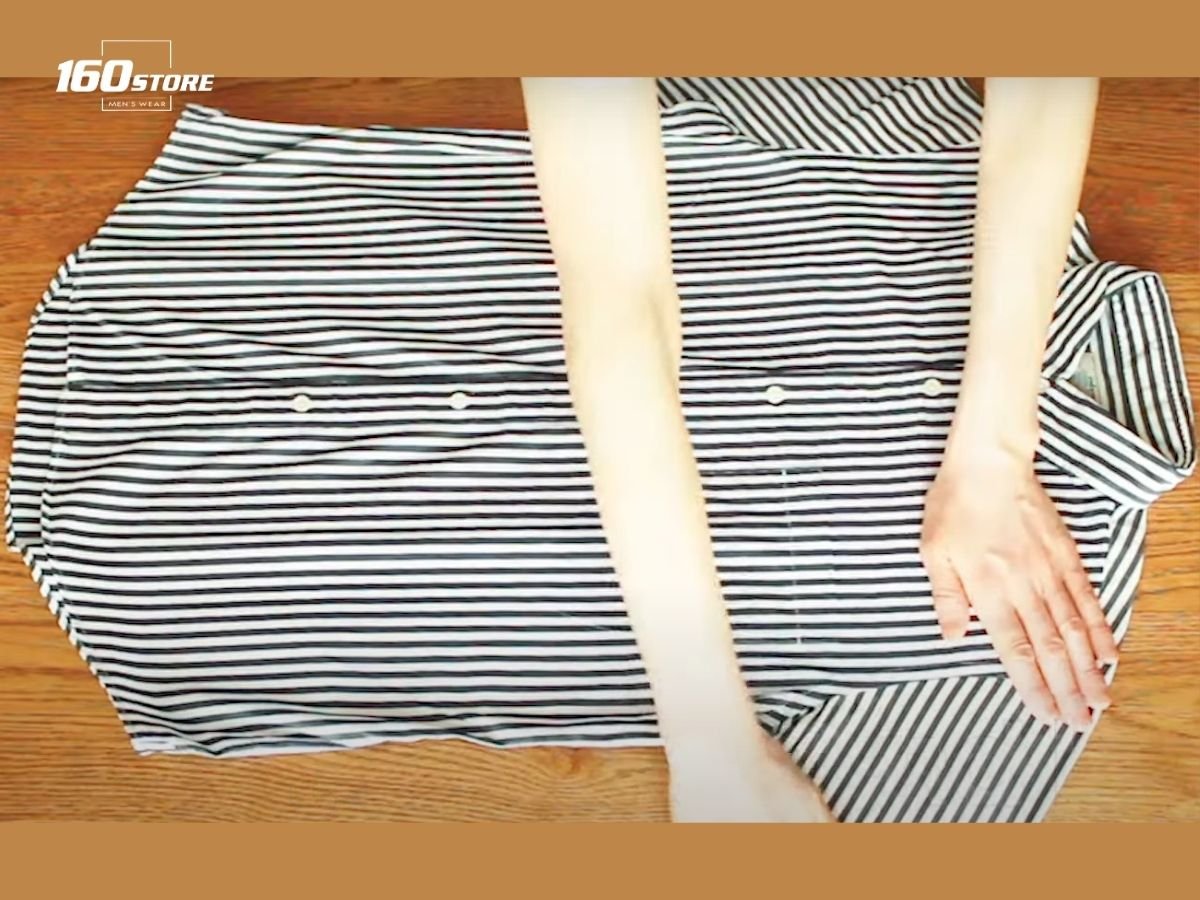 Cần trải áo trên mặt phẳng và vuốt phẳng