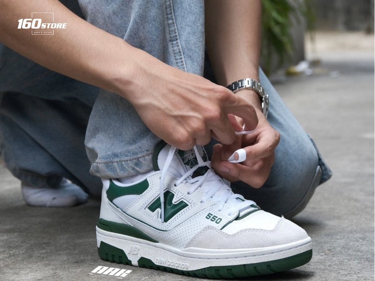 Đi giày New Balance 550 cùng quần ống rộng