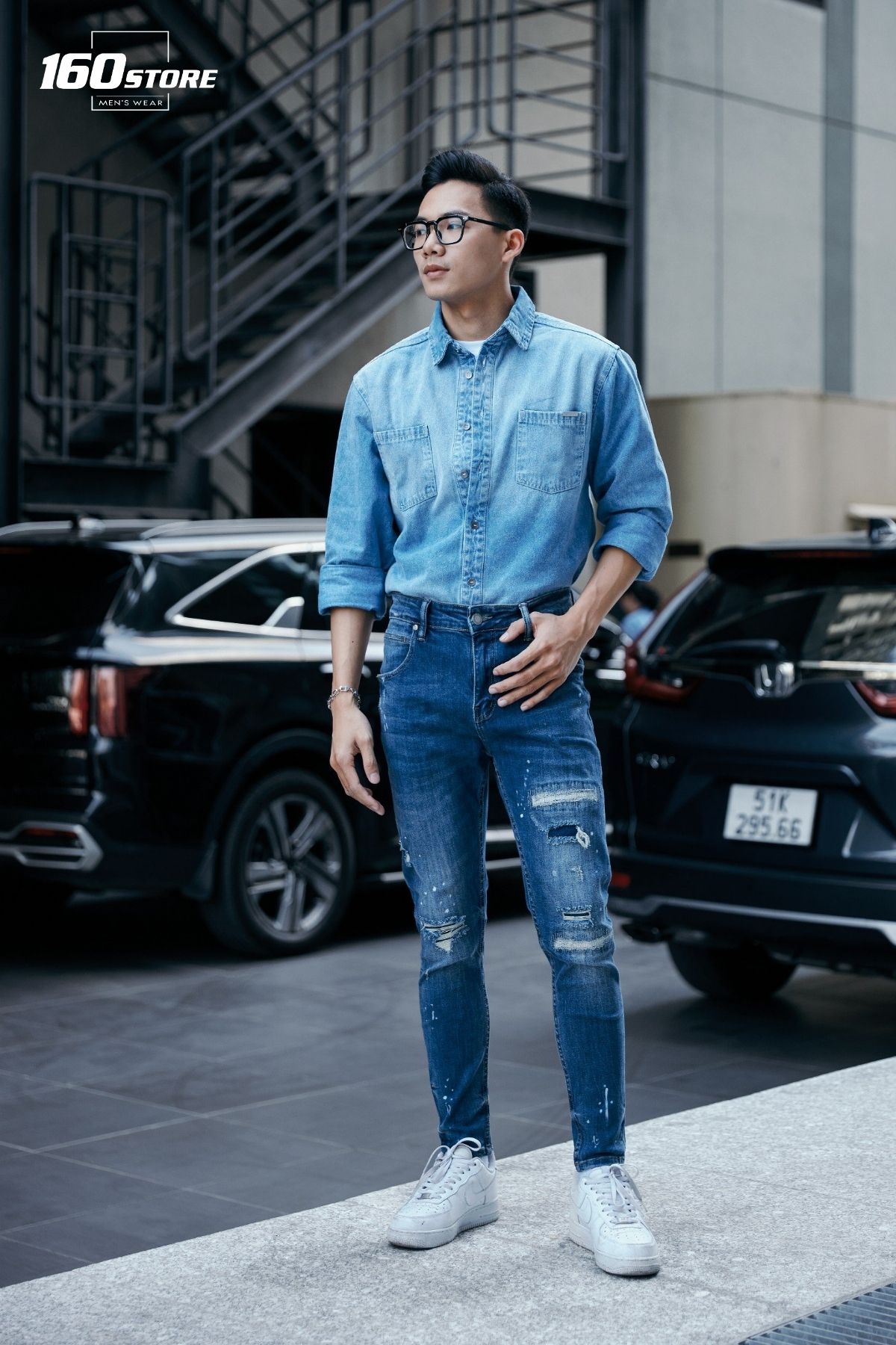 Set đồ phối áo sơ mi denim với quần jeans rách phong cách