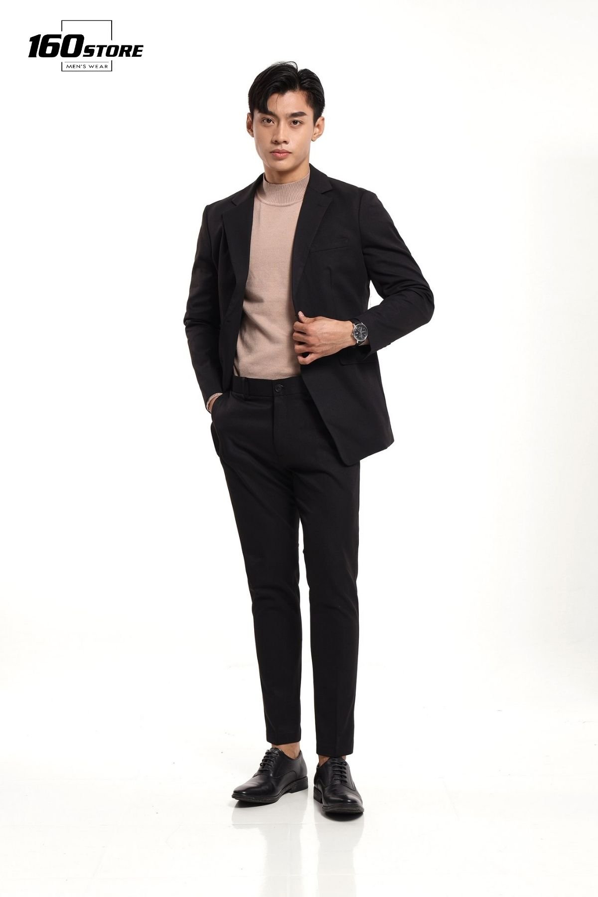 Phối hợp áo thun cổ tròn, quần tây, áo blazer và giày tây Oxford cho phong cách Smart Casual