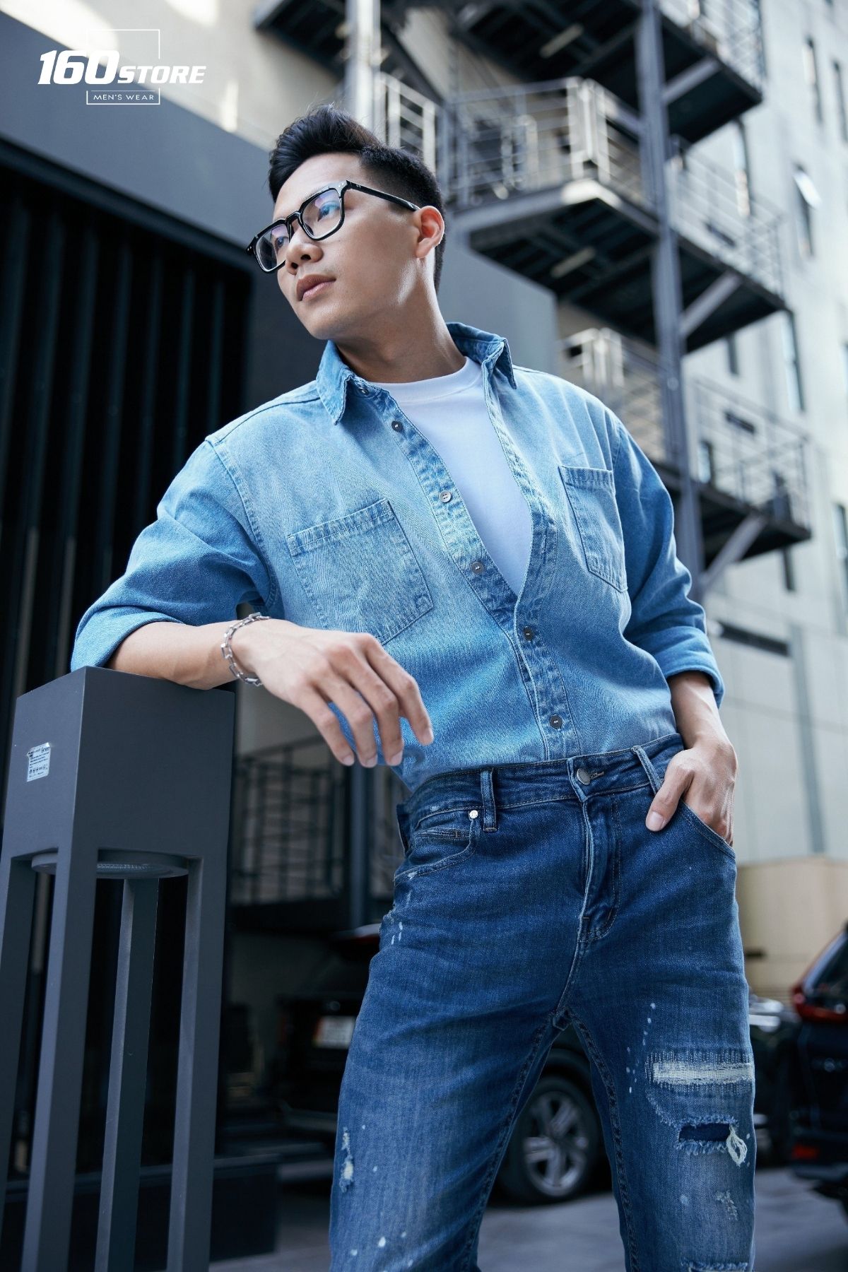 Quần Jeans phối với áo sơ mi denim năng động