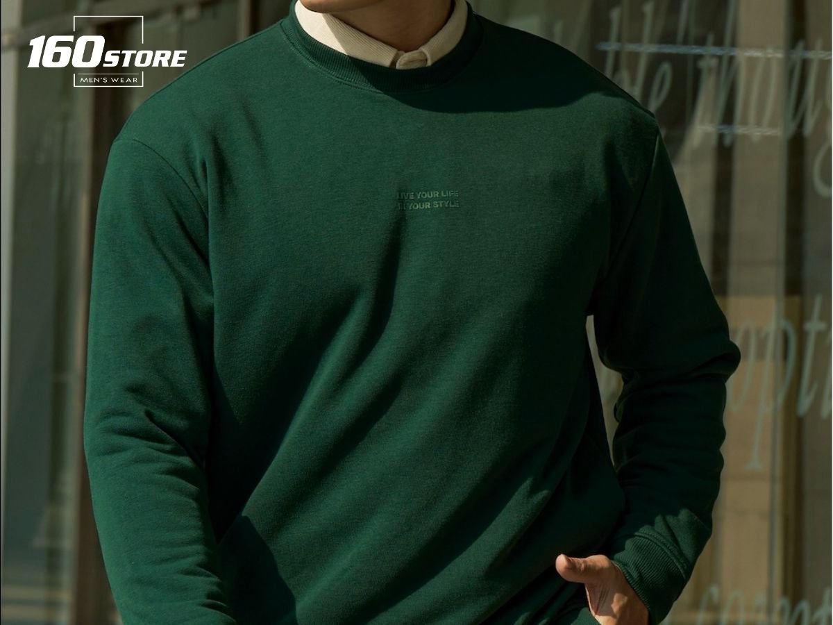 Áo Sweater có thiết kế chui đầu, dài tay, không mũ và bo thun ở cổ tay, cổ áo, gấu áo