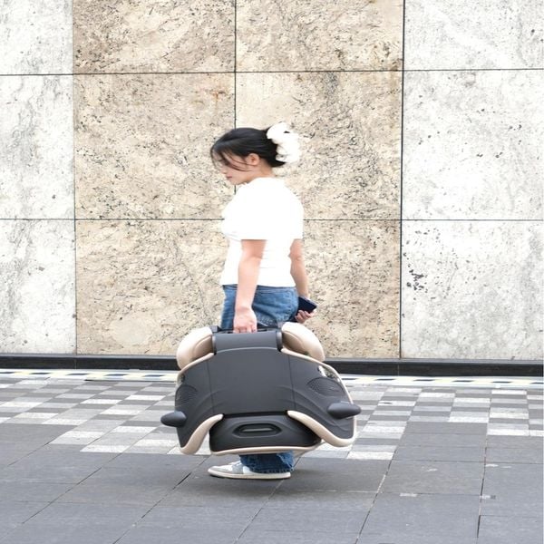 Booster seat có thể gấp gọn và mang theo khi đi du lịch