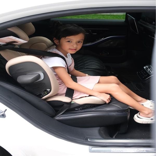 Chọn booster seat certified giúp bé an toàn hơn