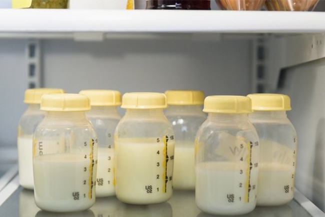 Cách hâm nóng sữa mẹ để giữ được chất lượng dinh dưỡng