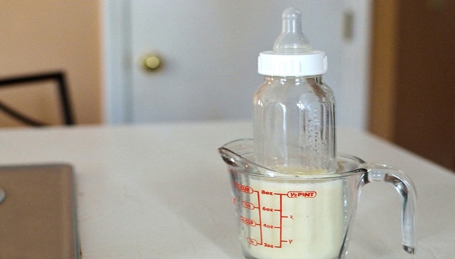 Cách hâm nóng sữa mẹ để giữ được chất lượng dinh dưỡng